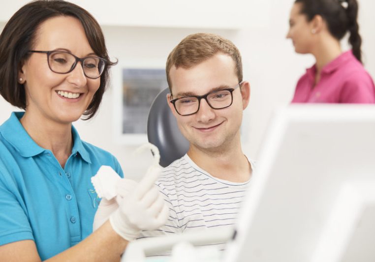 Frau Rösen mit Patient und Harmonieschienee