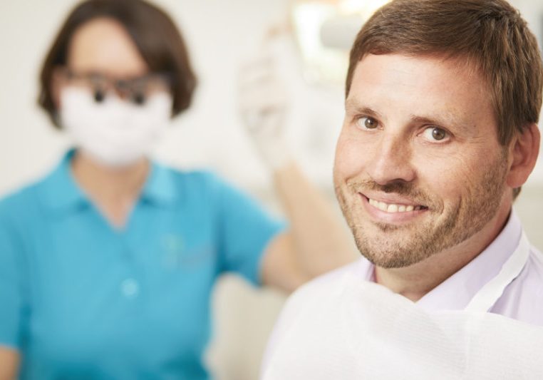 Patient läcehlt freundlich im Kamera